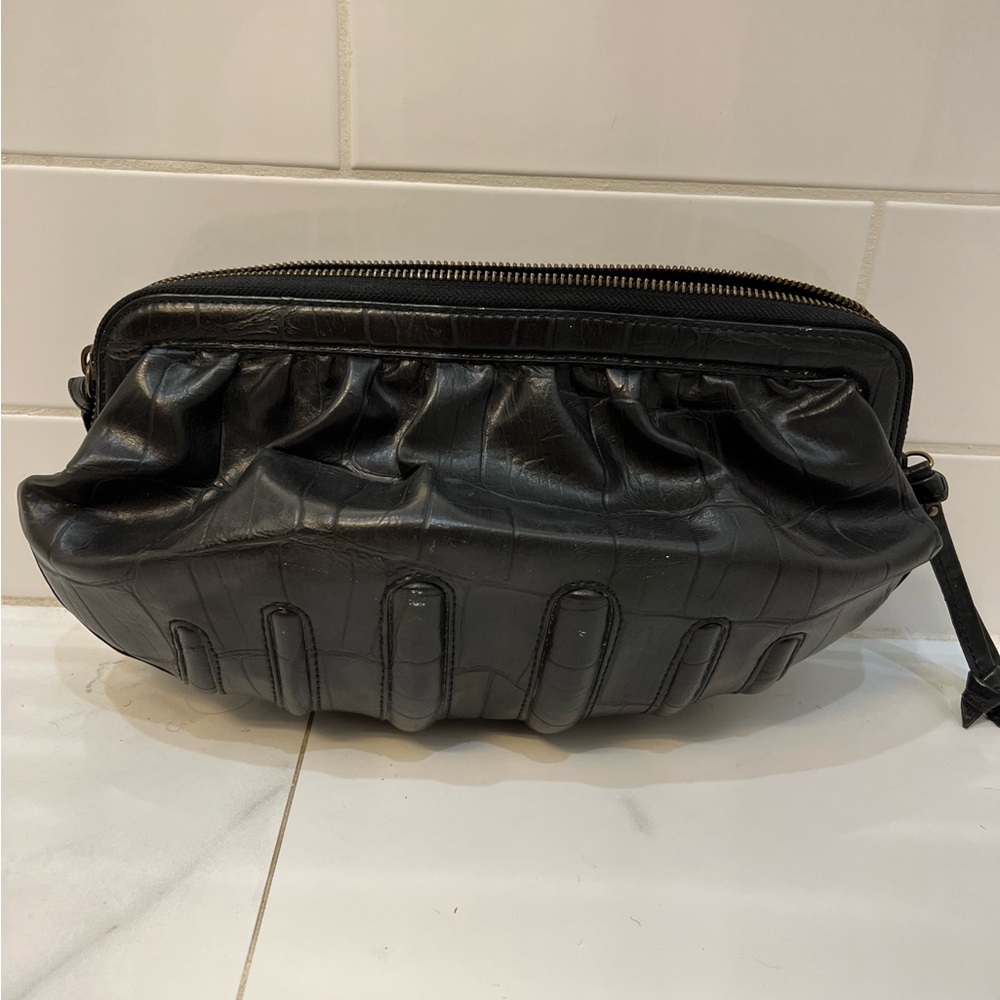 Kortu momolu black clamshell clutch